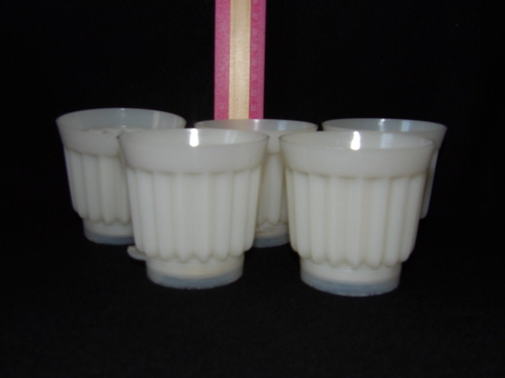 Vintage White Plastic Single-Serve Gelatin Molds with Star Lids — Set of 5