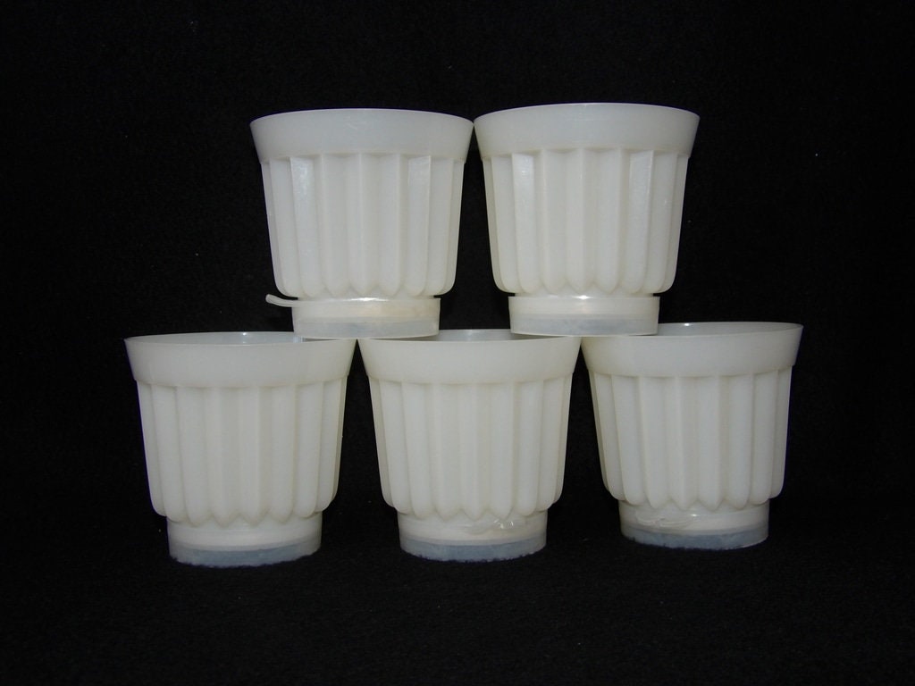 Vintage White Plastic Single-Serve Gelatin Molds with Star Lids — Set of 5